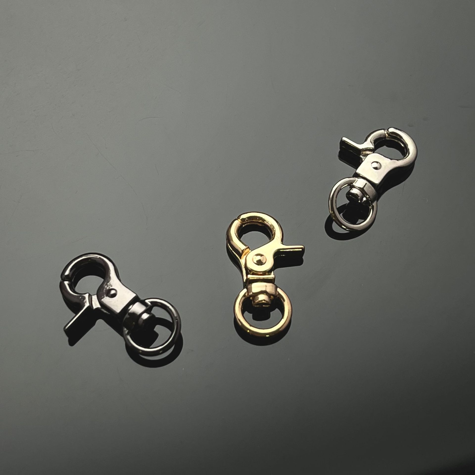 In stock: 3-cent electroplated black small clamp buckle, open bag mini crab buckle, zinc alloy key, round tail dog buckle details Picture