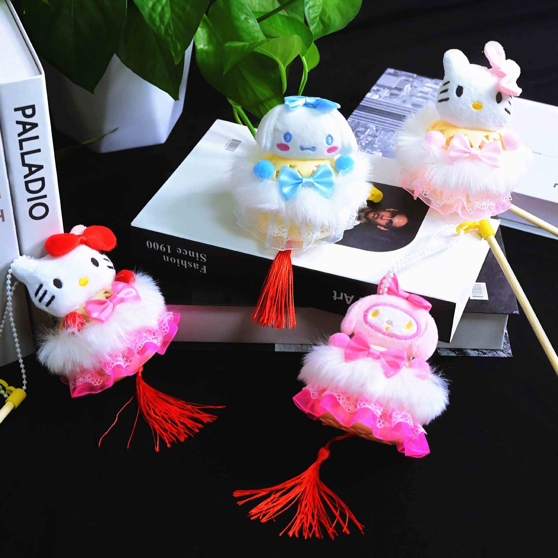 New rabbit lantern night market Mid-Autumn Festival illuminated small lanterns, bamboo weaving stalls, hand-held mini ancient-style children's lanterns Application Scenario