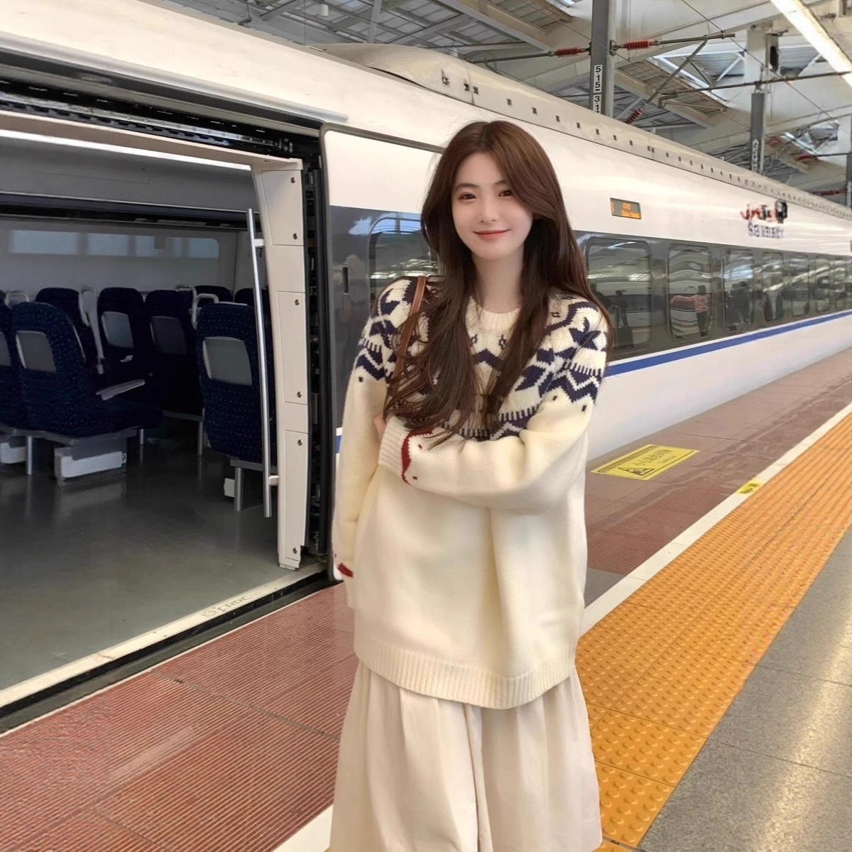 Fair Island's new women's Autumn/Winter 2025 collection features a loose and laid-back style with a soft and soft Christmas atmosphere. It's a trendy pullover top Specification image