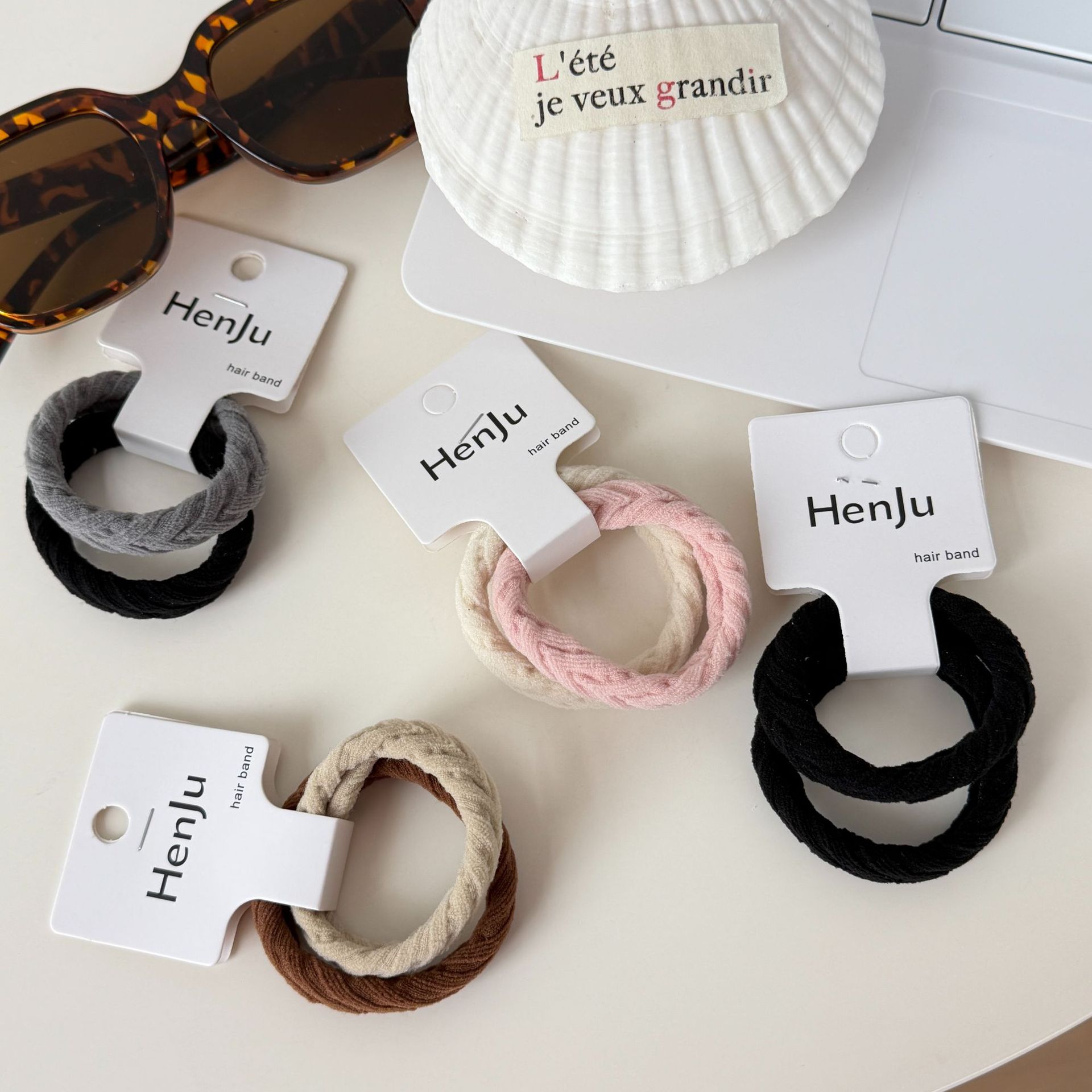 The Japanese-style laid-back style basic towel hair band is available in multiple colors. It is highly elastic and durable, easily creating a daily atmosphere Application Scenario
