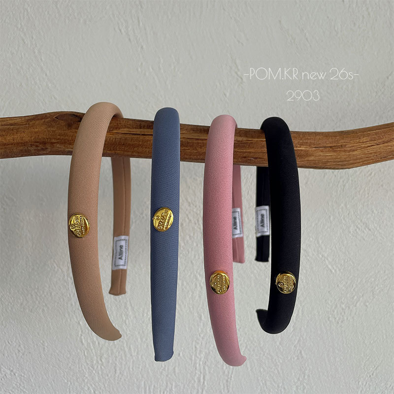 The new Korean-style thin-edged, simple and exquisite hair band is a versatile autumn and winter hair accessory for children. It is also a high top seaside headwear for girls