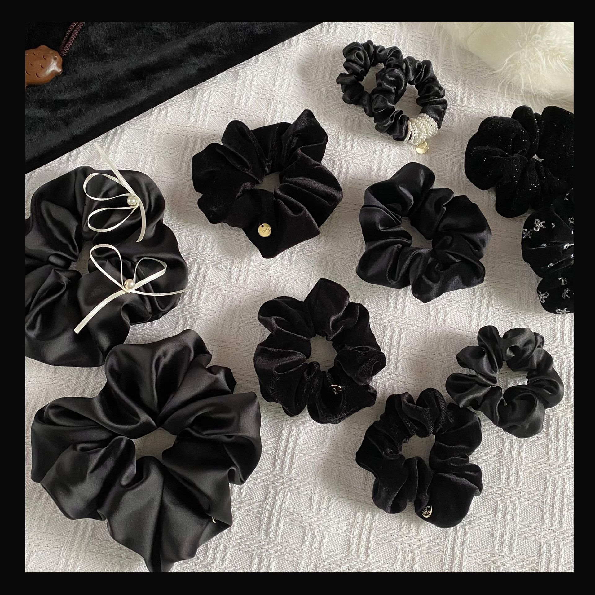 Black fine French large intestine hair band, retro solid color pillow, large intestine hair band, women's high-end style hair tie details Picture