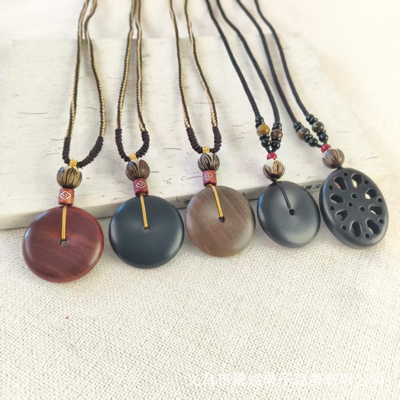 Elegant pearl short necklace, women's lanyard jewelry, classic, fashionable, simple and versatile women's accessories Application Scenario