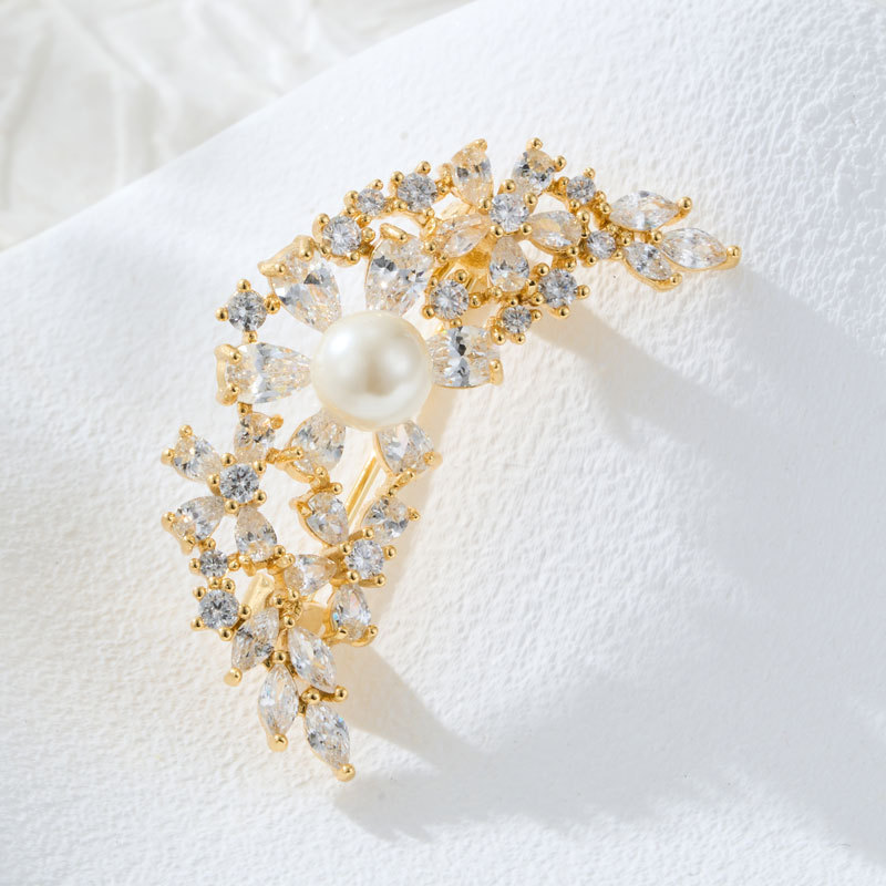 The light luxury and high-end two-color star and moon brooch with copper micro-inlaid zircon is exquisite and versatile, suitable for both men and women Application Scenario