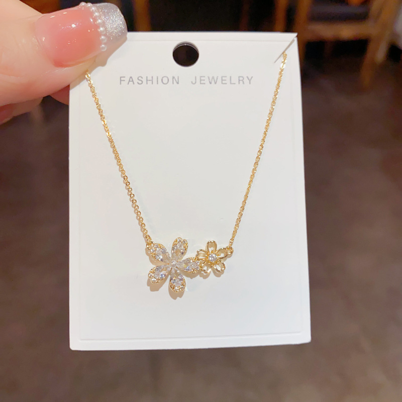 This Japanese and Korean style, fashionable and fresh, slightly inset zircon collarbone chain is a popular online celebrity with a unique and light luxury design. It's a versatile necklace for women Application Scenario