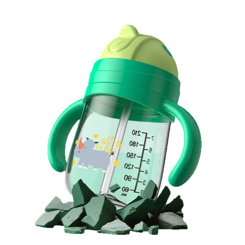 塑料儿童水杯/塑料杯儿童/杯子/水杯/水杯儿童斜跨卡通白底实物图