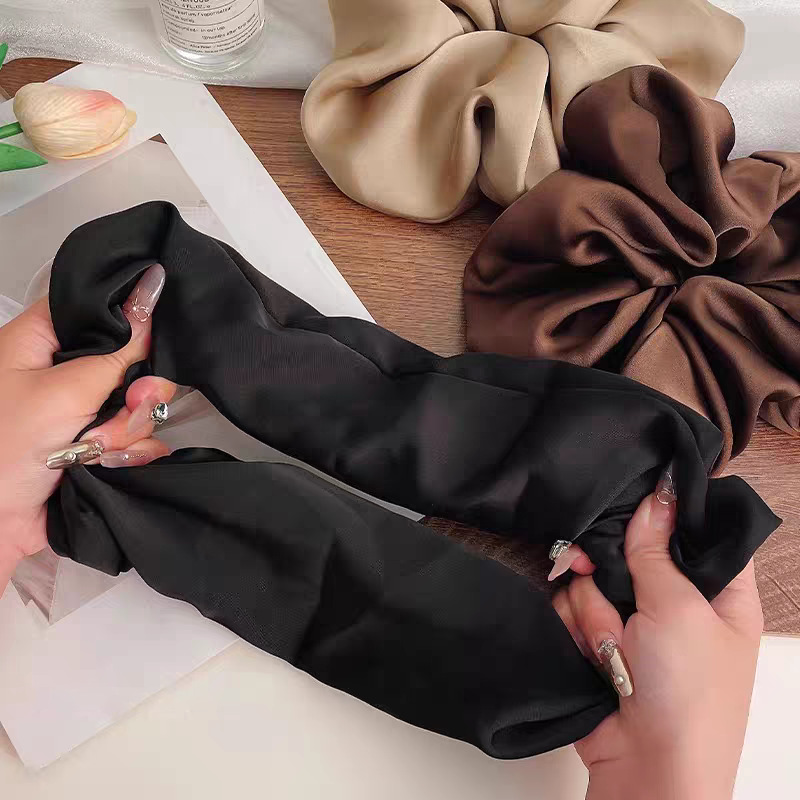 2025 New oversized large intestine hair band, stylish oversized hair accessory, high-end headwear, hair tie and hair accessory Application Scenario