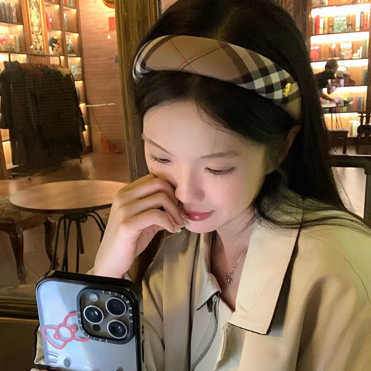 Classic khaki check hair band, retro British headband, high-end pressure-sensitive hair clip, high top of the head sponge hair accessory details Picture