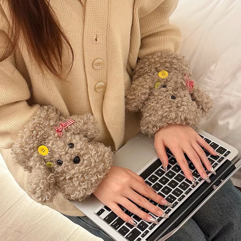 可爱毛绒袖套女2024新款防脏套袖成人办公室秋冬季羽绒服专用护袖