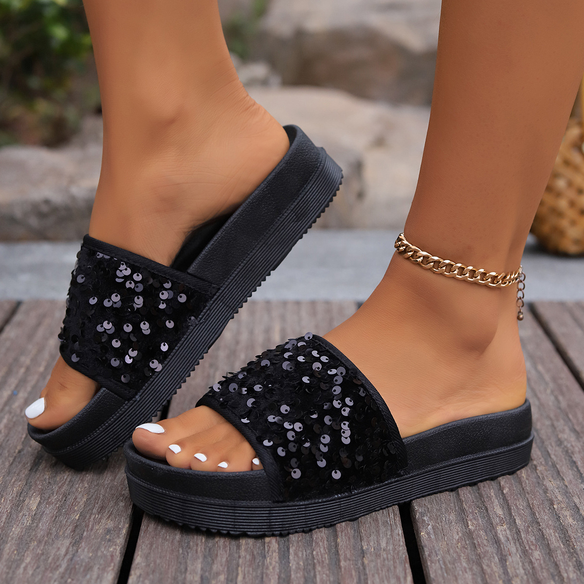 The thick-soled, height-increasing, casual outerwear, beach sandals and durable flip-flops of the same style for spring and summer sponge cakes details Picture