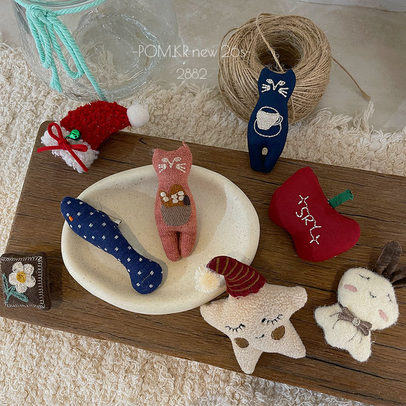 New Korean version autumn and winter cartoon hand-filled cotton children's brooches, clothing diy accessories, auxiliary materials, pins, ornaments and accessories