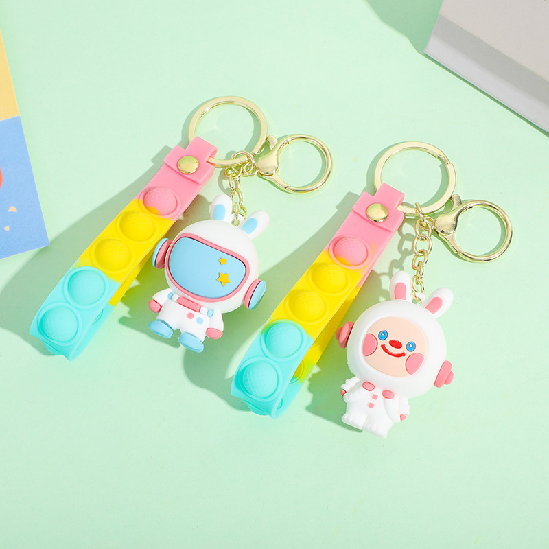 PVC软胶钥匙扣小挂件公仔批发汽车钥匙链挂饰太空兔卡通钥匙扣
