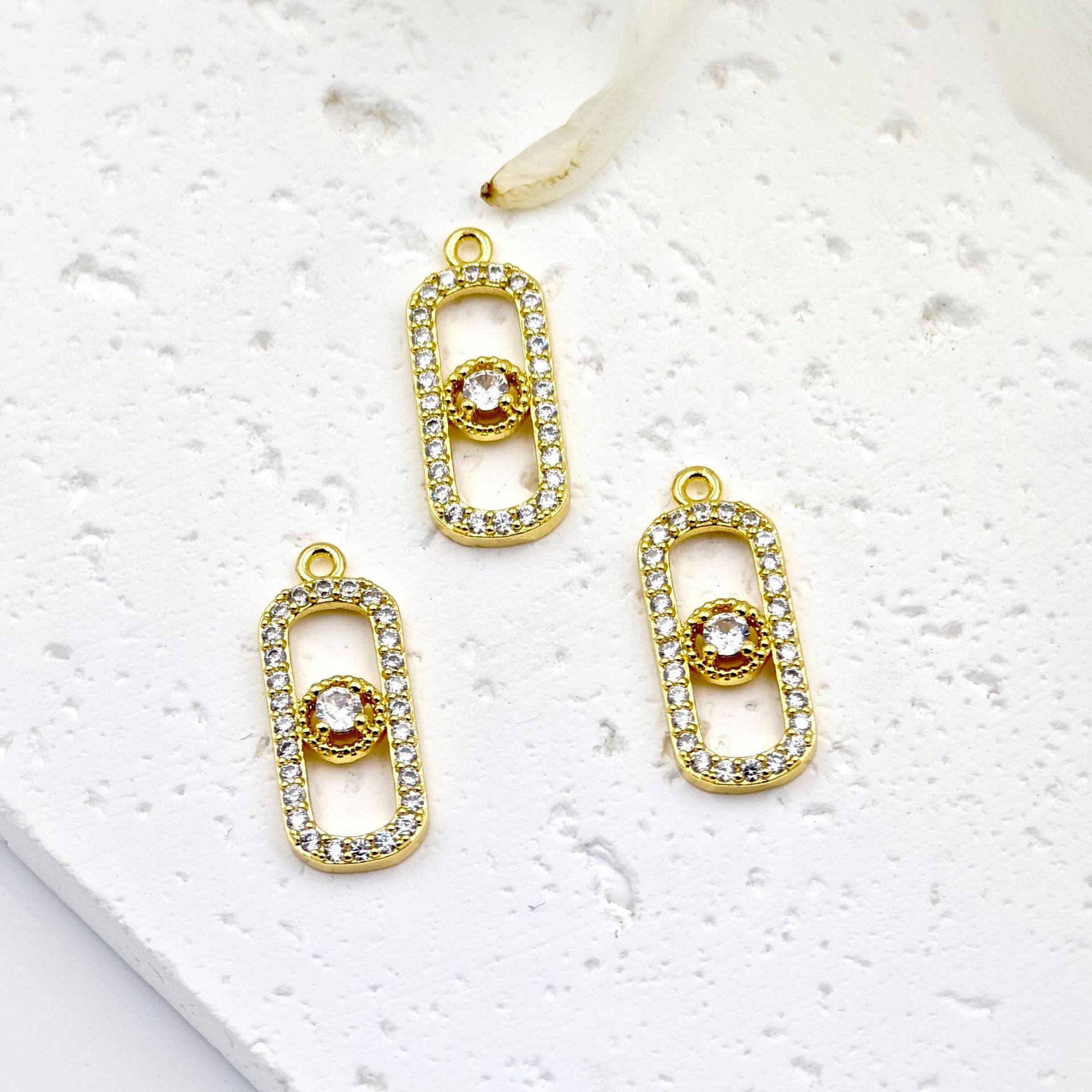 A high-end, internet-famous style, new trendy geometric circular needle necklace bracelet pendant with full diamonds Application Scenario