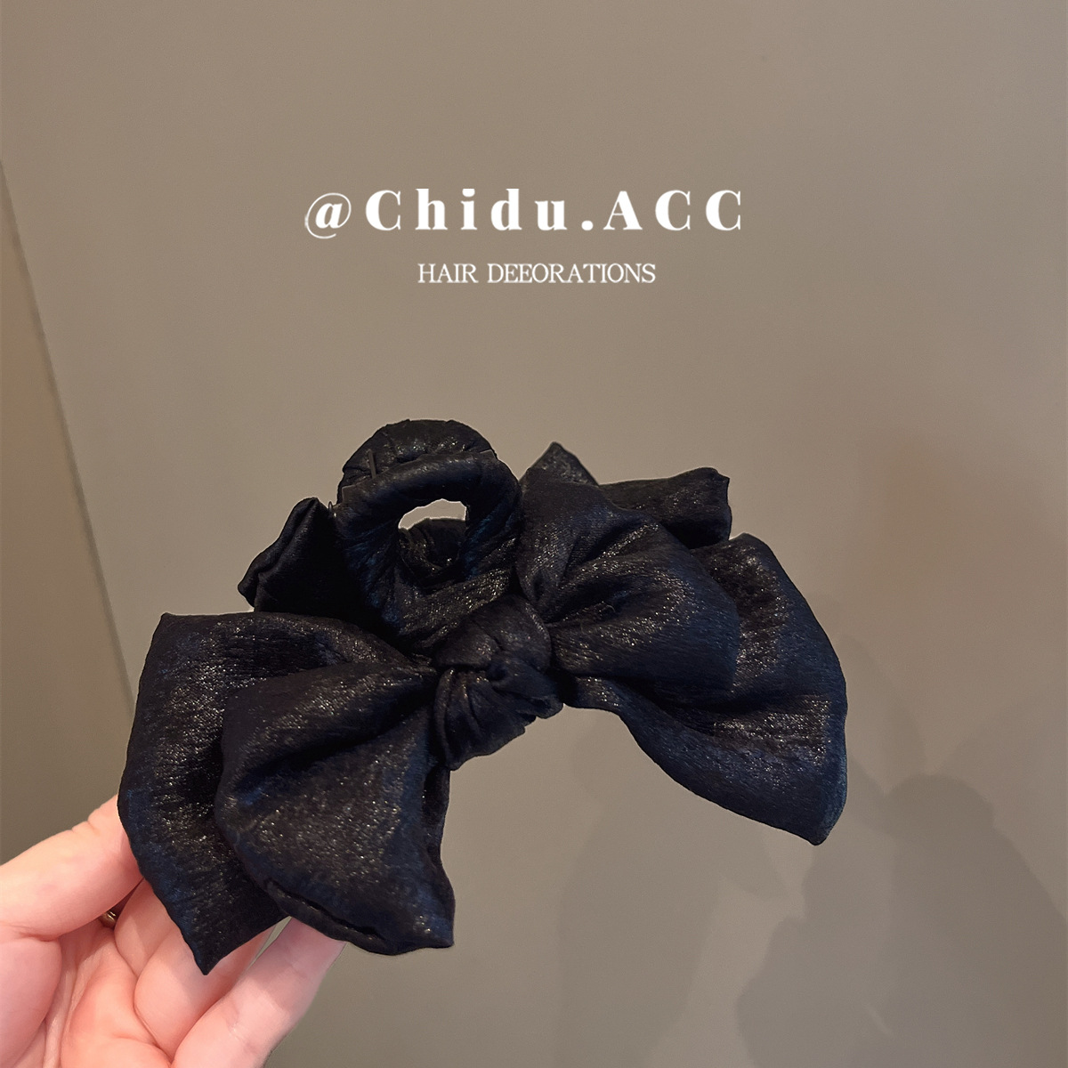 French lustrous satin bow clip for women's high-end style 2025 new shark clip hair clip for the back of the head details Picture