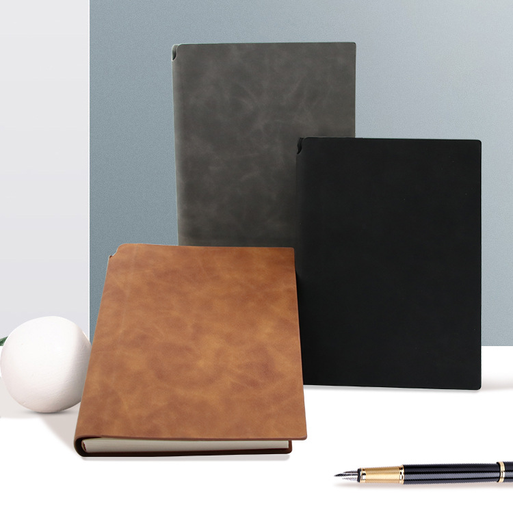 亚龙2023新设计A5皮革笔记本套装乳制品笔记本学生办公人员产品图