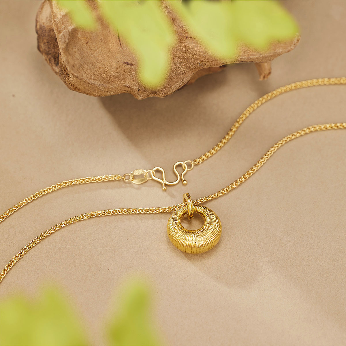 The same style of gold store's sand gold brushed gold tuotuo pendant necklace for women, Chinese-style peace pendant, small gold tuotuo round color hollowed-out details Picture