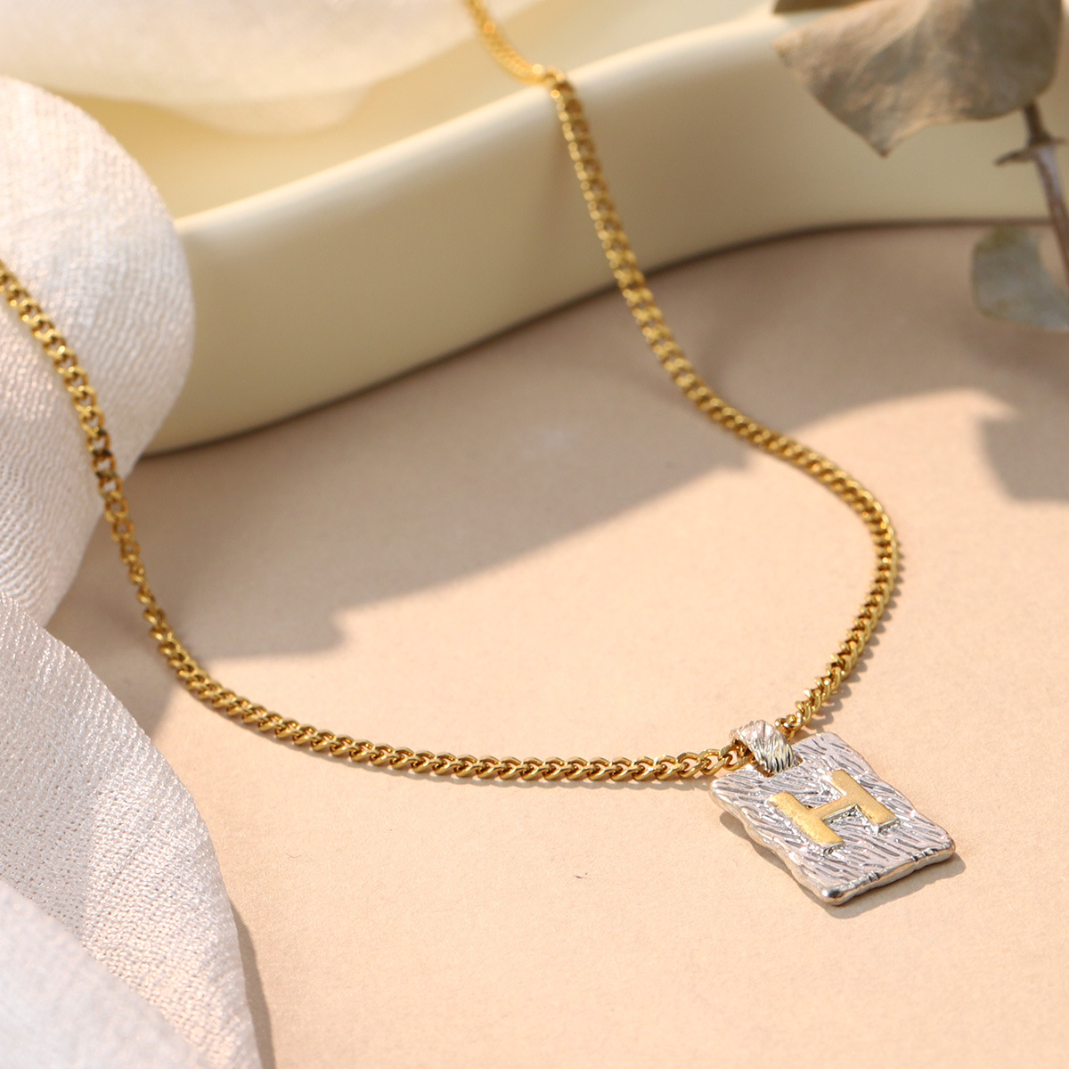 ins niche pleated heart-shaped necklace, simple and irregular pendant, fashionable sweater chain design with hands clasped together, wholesale details Picture