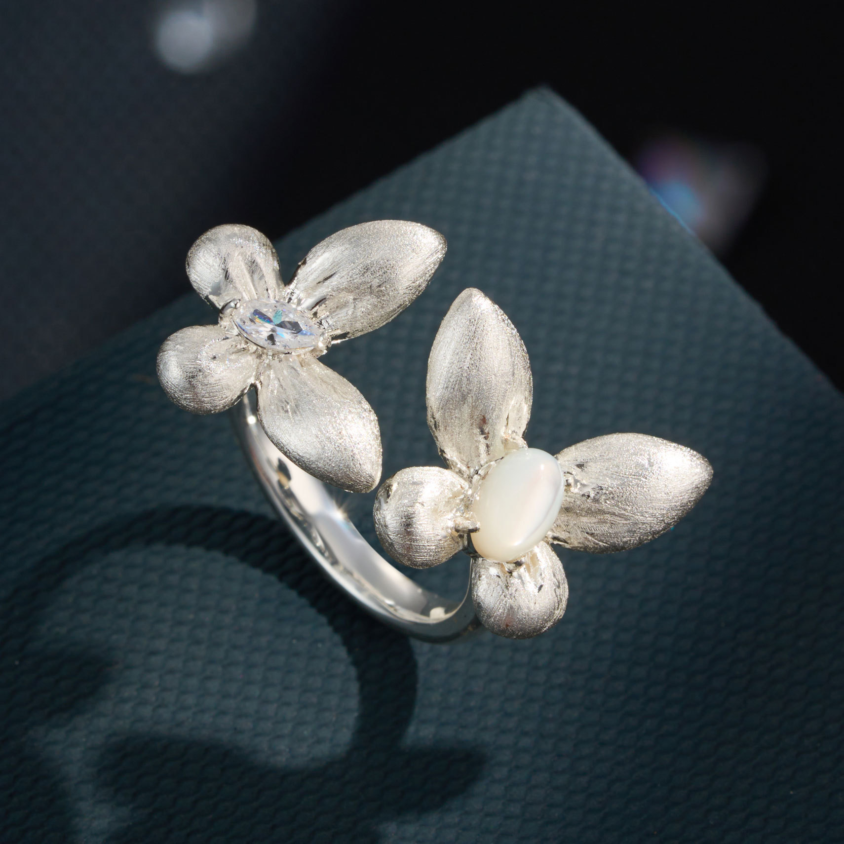 Nicho ligero extravagancia mariposa cepillada anillo abierto aleación de cobre bayas naturales con circonitas ajustable anillo de dedo índice