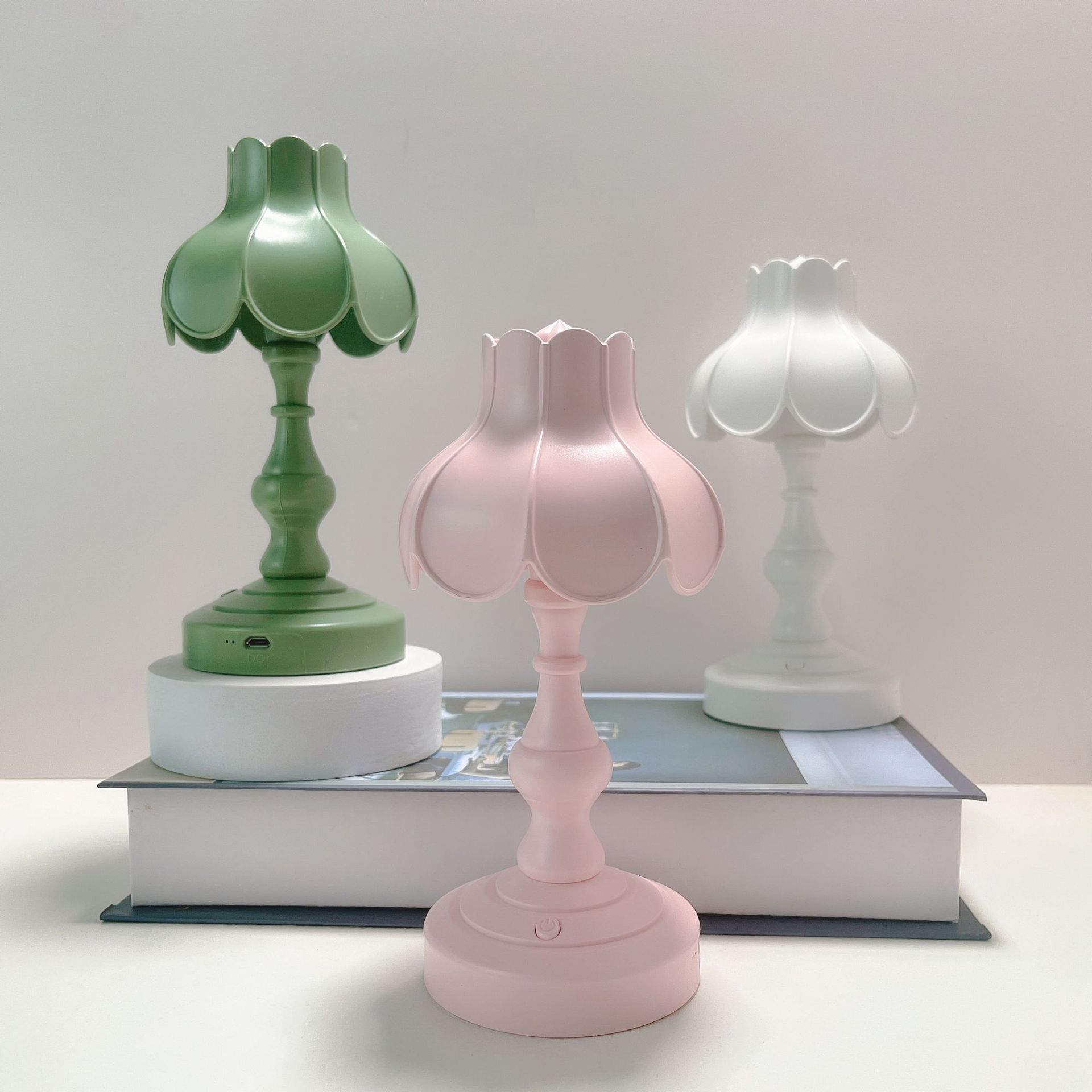 Retro atmosphere light, DIY handmade table lamp, lotus leaf night light, cute and girlish bedroom lighting, Nordic style, eye-protecting details Picture