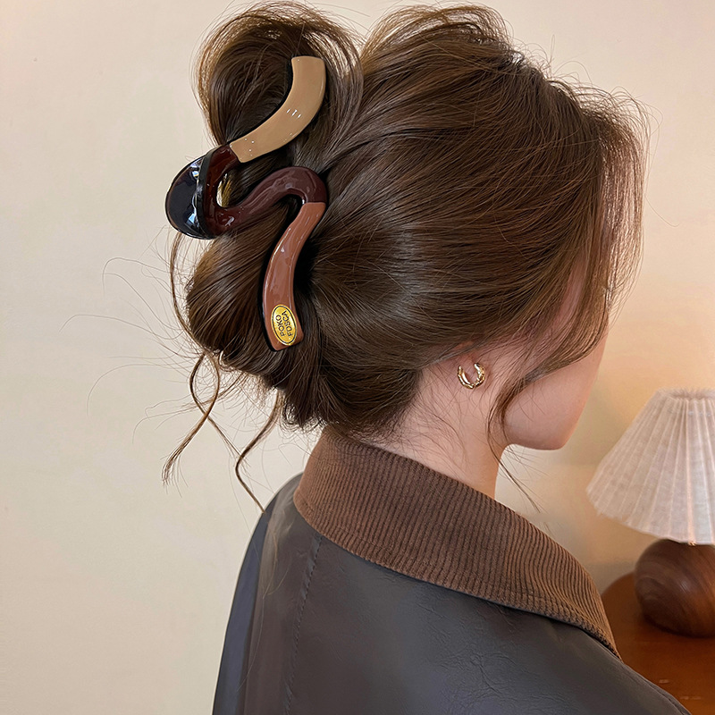 French minimalist color-blocking large wavy claw clip for women with a high-end shark clip 2024 new style for the back of the head updo headwear details Picture