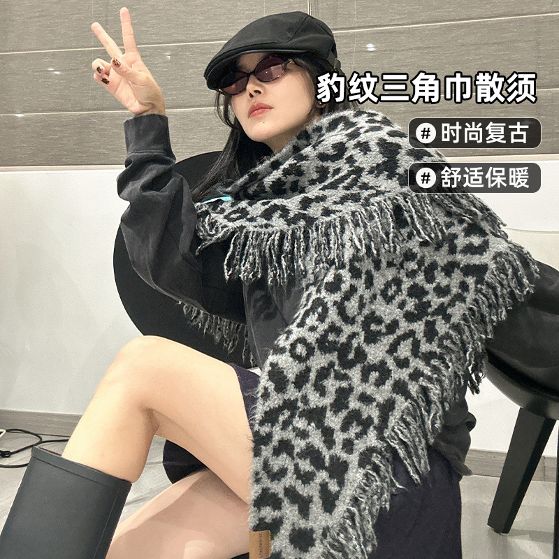 A new autumn and winter collection of leopard-print fringed scarves for women, featuring a high-end woolen triangular shawl and a retro and fashionable shawl. Wholesale from street stalls details Picture