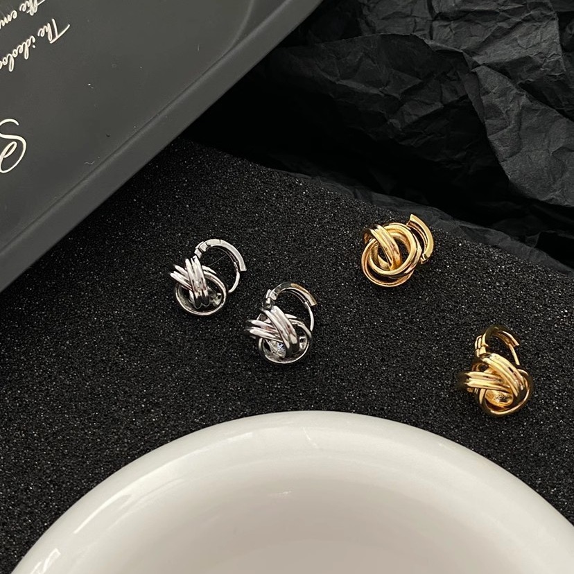 Irregular interlocking stud earrings for women exude a simple yet sophisticated and elegant metallic style. Versatile French earrings are trendy Application Scenario