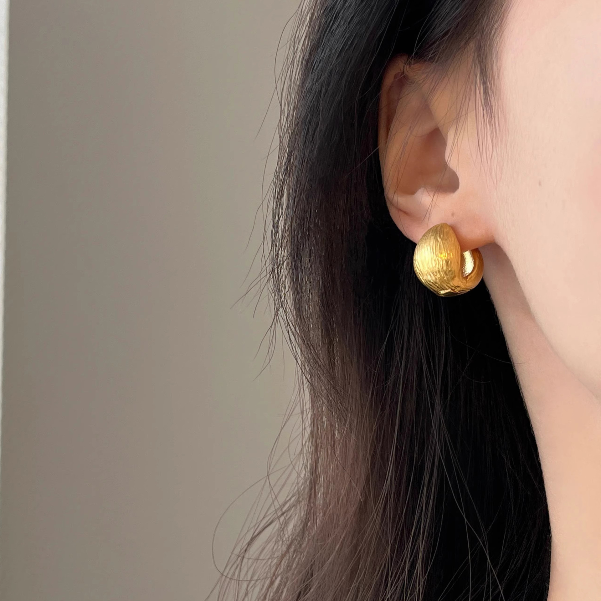 Korean-style personalized, fashionable, retro and simple patterned geometric ear buckles, niche, light luxury, versatile, high-end and cold style earrings