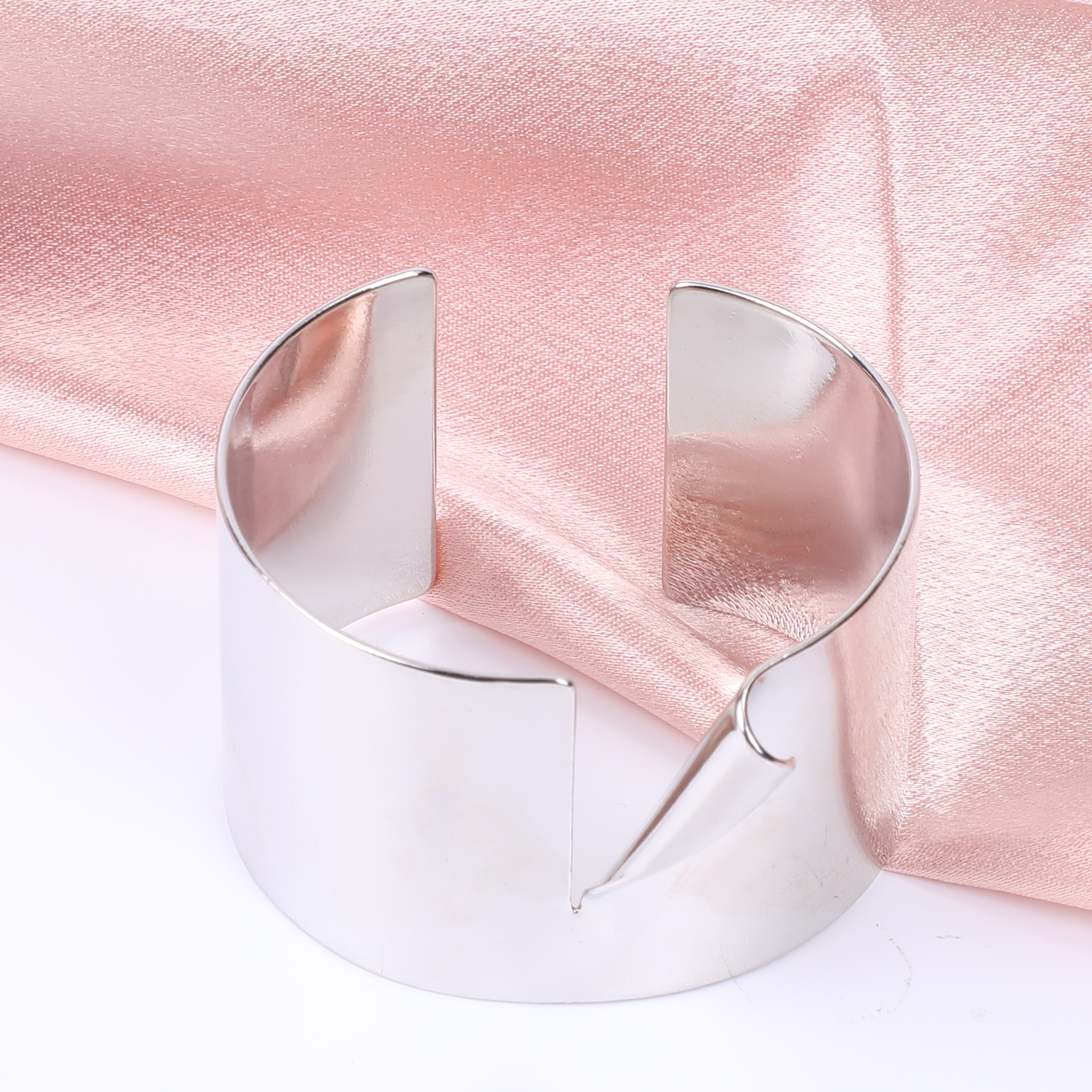 Cross-border geometric trend wristband, high-end and elegant bracelet, copper-plated 18K gold-plated light luxury jewelry manufacturer wholesale Application Scenario