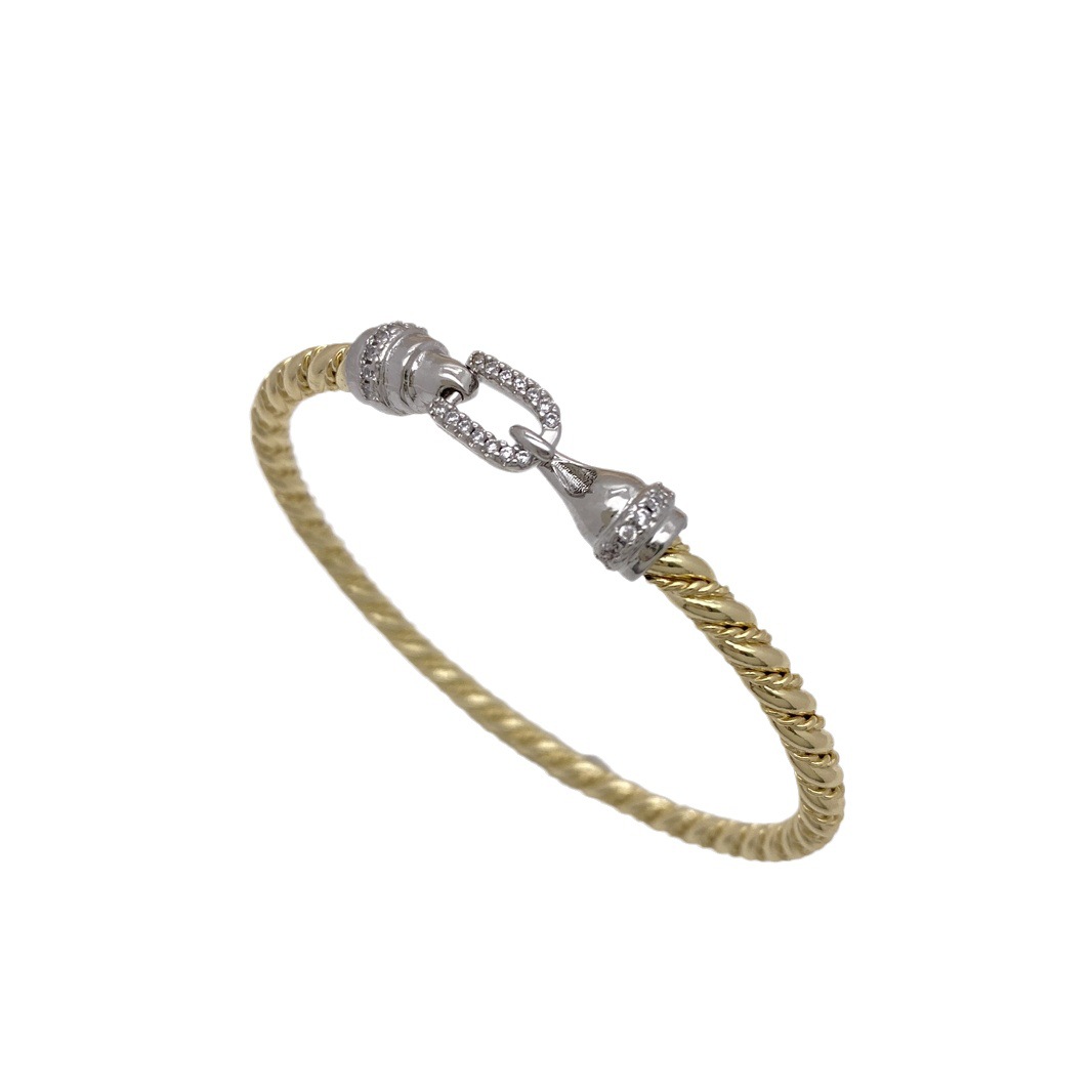 This new retro dual-color 18K real gold electroplated copper neckband bracelet from Europe and America is fashionable, trendy and versatile Item Picture