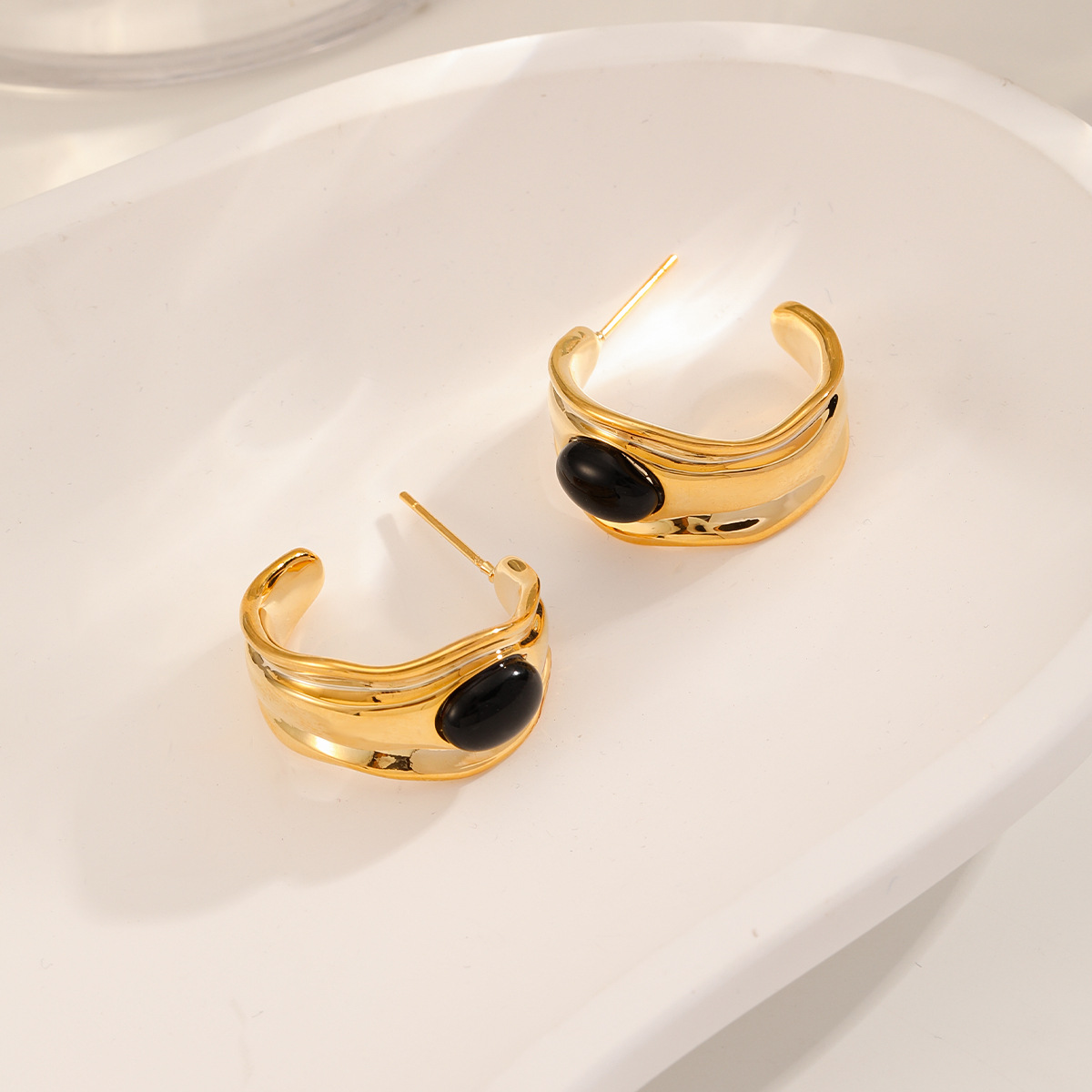 Nasha European and American cross-border copper plated 18K real gold inlaid tiger's eye stone C-shaped opening stud earrings for women, European and American plain ring Application Scenario