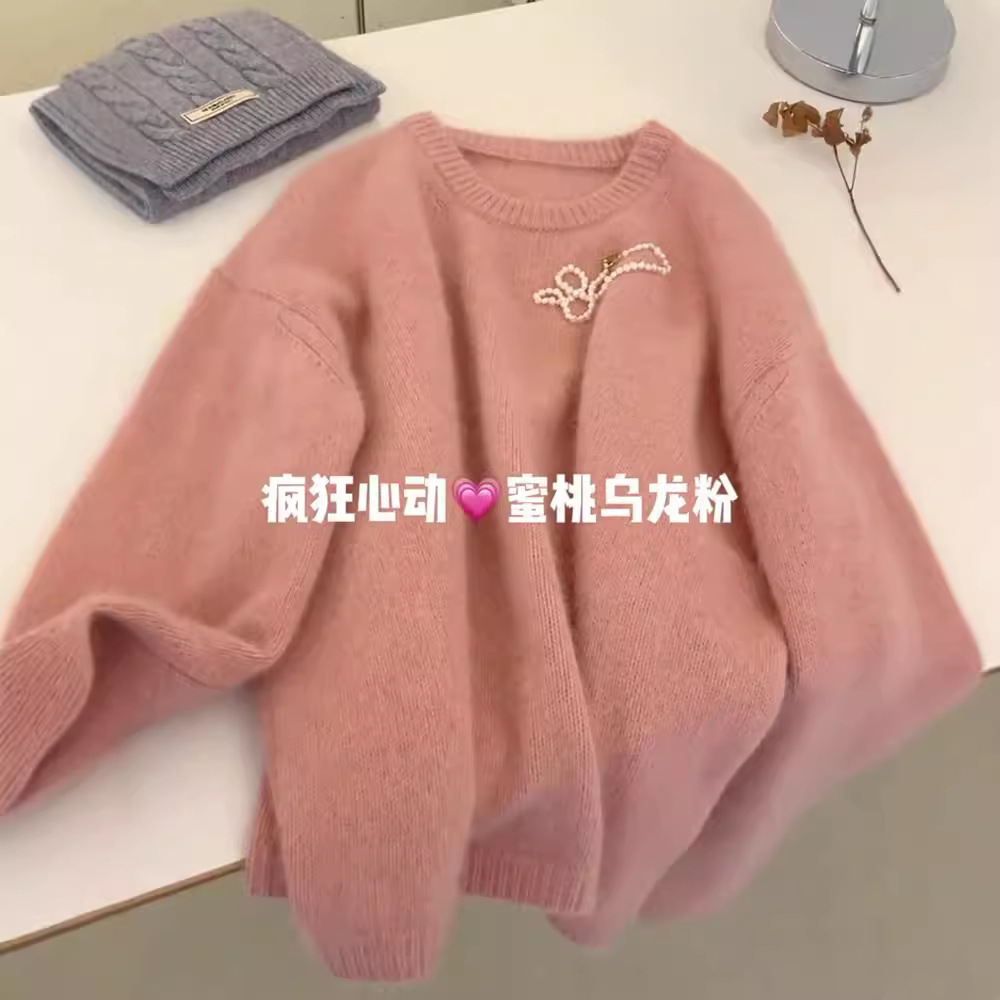 A high-end, soft and fluffy raccoon wool round-neck sweater for women in winter, thickened and laid-back style milk fufu, paired with a knitted sweater top Application Scenario