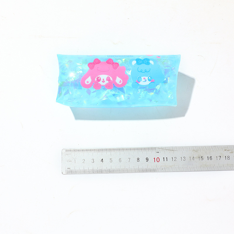 The big little rabbit Bobby can't catch the water snake. The creative prank toy can't hold the water snake as a venting toy Item Picture