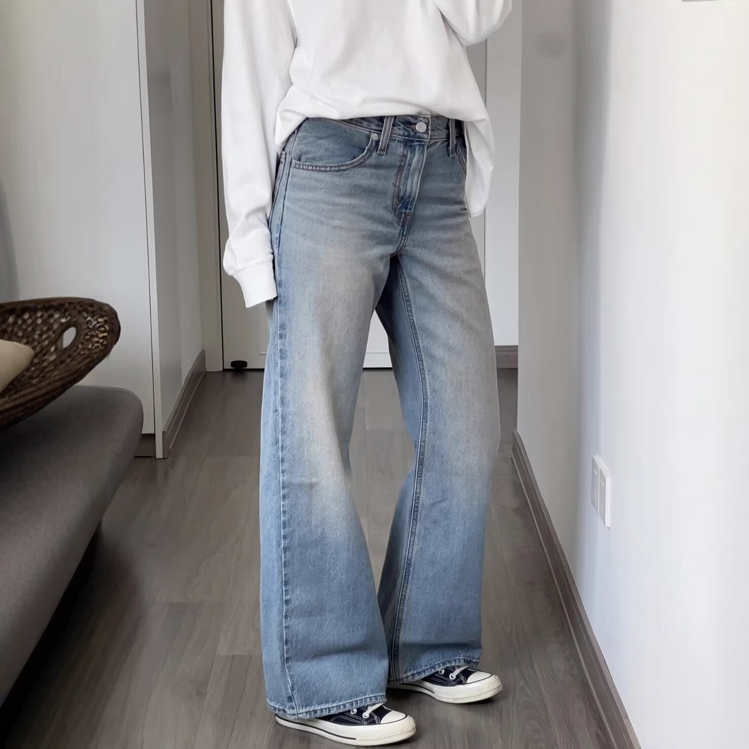 The new loose, slightly flared jeans for early spring are a perfect match for women with a high waist, which can lift the buttocks and make them look slimmer details Picture