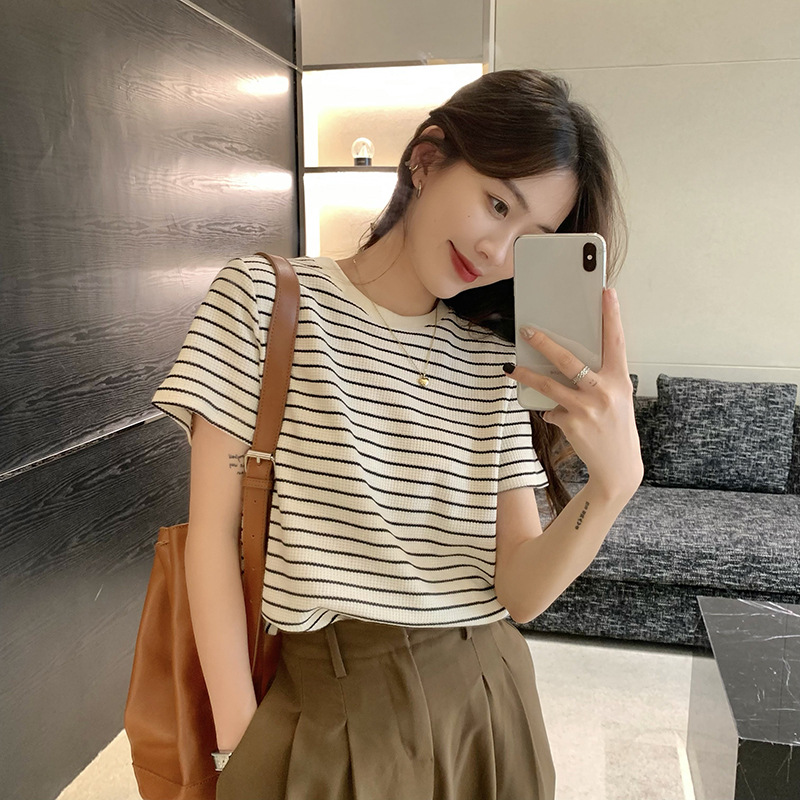 Retro striped short-sleeved T-shirt for women, round-neck base layer, 2025 summer loose and casual student top trend full figure