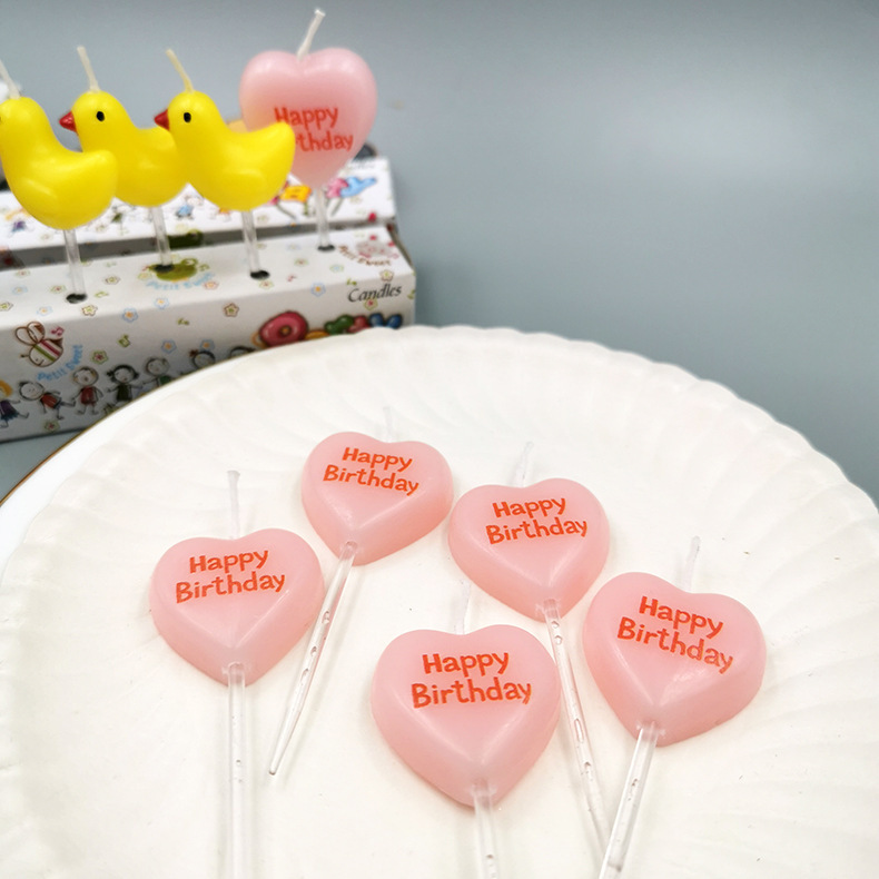 Cartoon heart-shaped romantic confession birthday candles "HAPPYBIRTHDAY" letter birthday candles Application Scenario