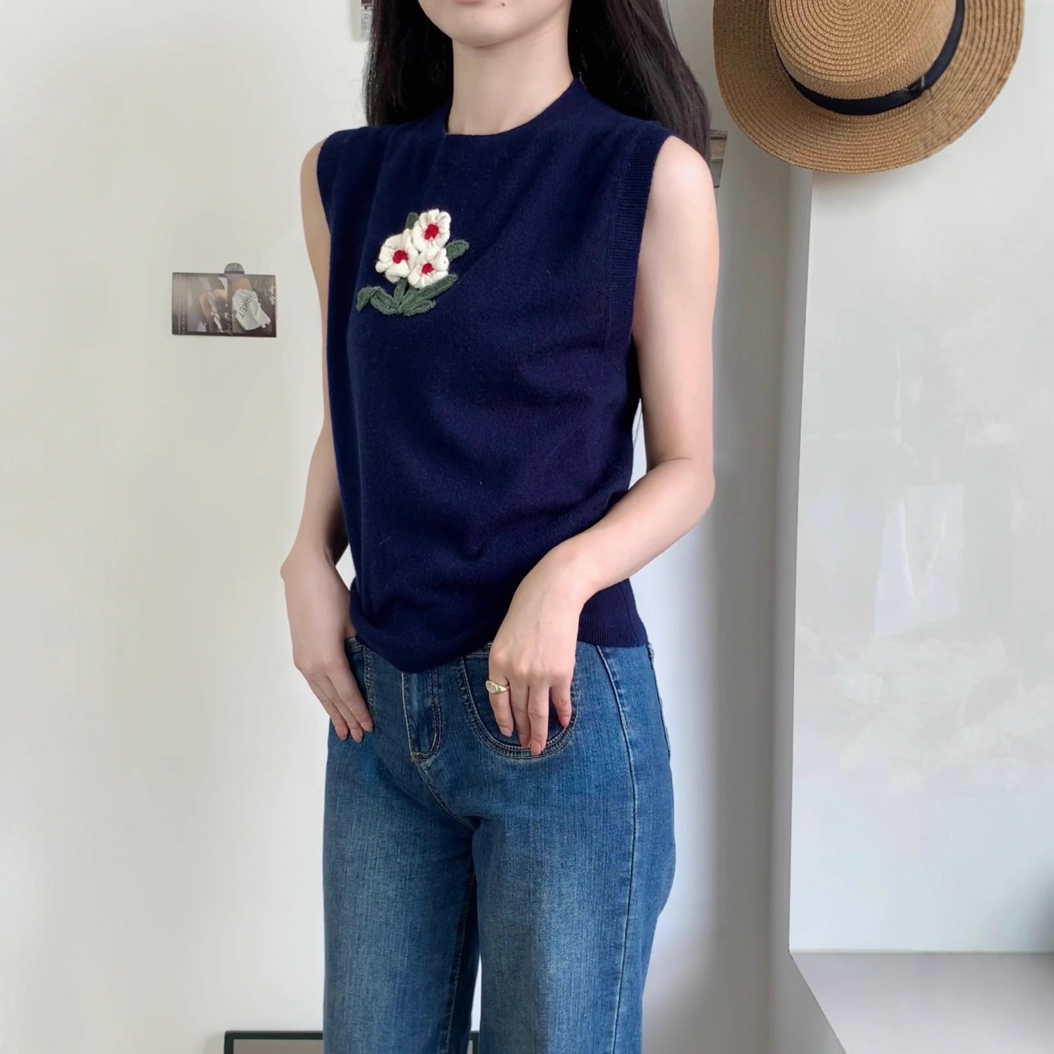 Cashmere and wool three-dimensional flower embroidered knitted sweater, vest, women's round neck, sleeveless, cut 2025 autumn new style top details Picture