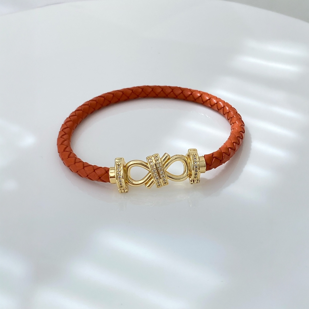 Cross-border fashion, individuality, punk style, classic infinite symbol accessory, copper gold-plated hand-woven leather bracelet Application Scenario