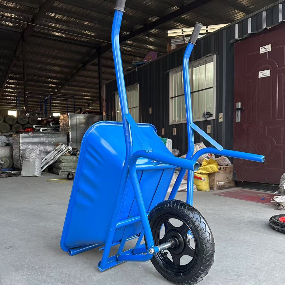 Agricultural single-wheel and double-wheel thickened hand carts for transporting mud, sand, garbage, feed and grain at construction sites are in stock from the manufacturer Application Scenario