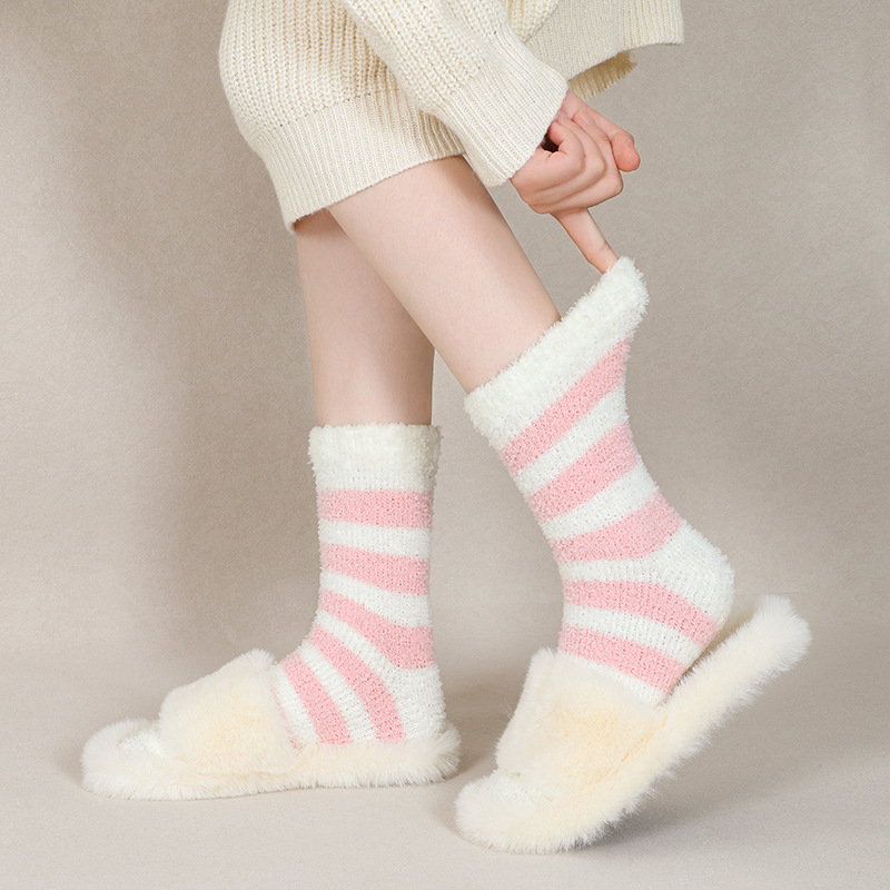 One-piece delivery service for coral fleece socks, mid-calf socks for women in autumn and winter, fleece and thickened postpartum socks, loose and warm floor socks for home sleep Application Scenario