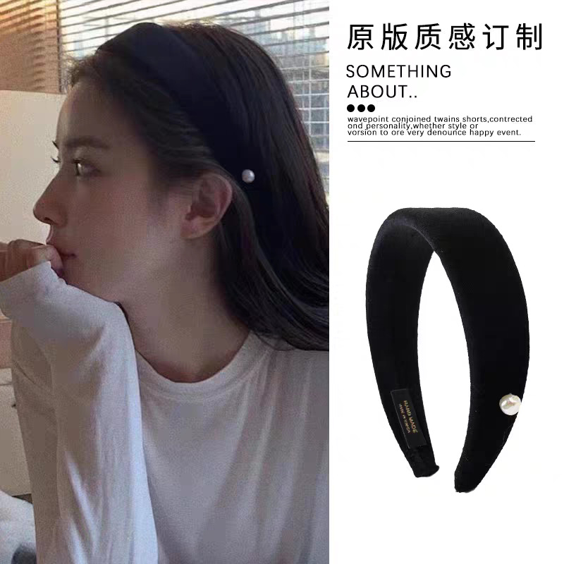 A pearl black velvet wide hairband for women's autumn and winter Korean-style high top hairband with a high-end and elegant look