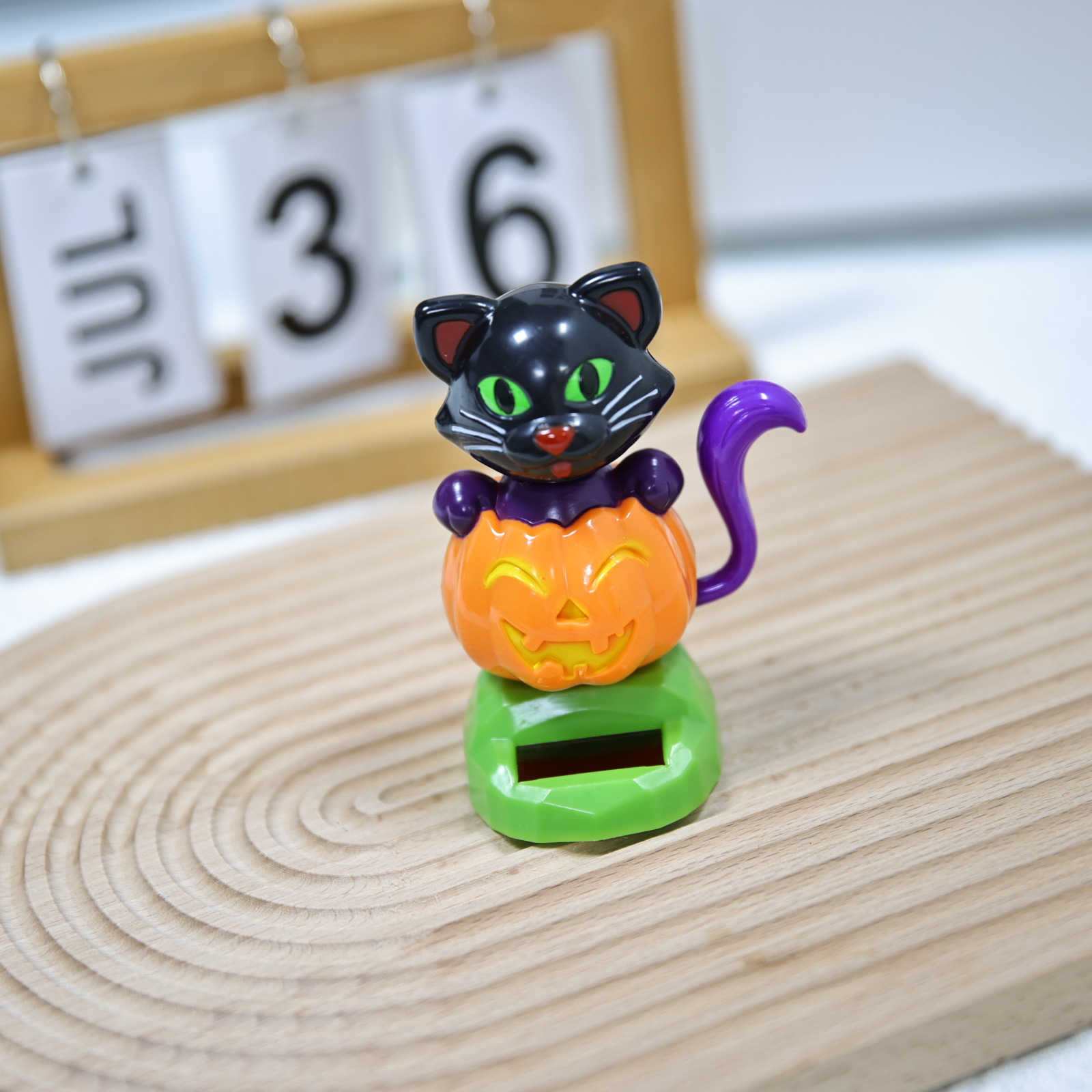 Cross-border best-selling solar-powered automatic rocker Halloween gift Pumpkin cat personalized shaking head figurine accessory