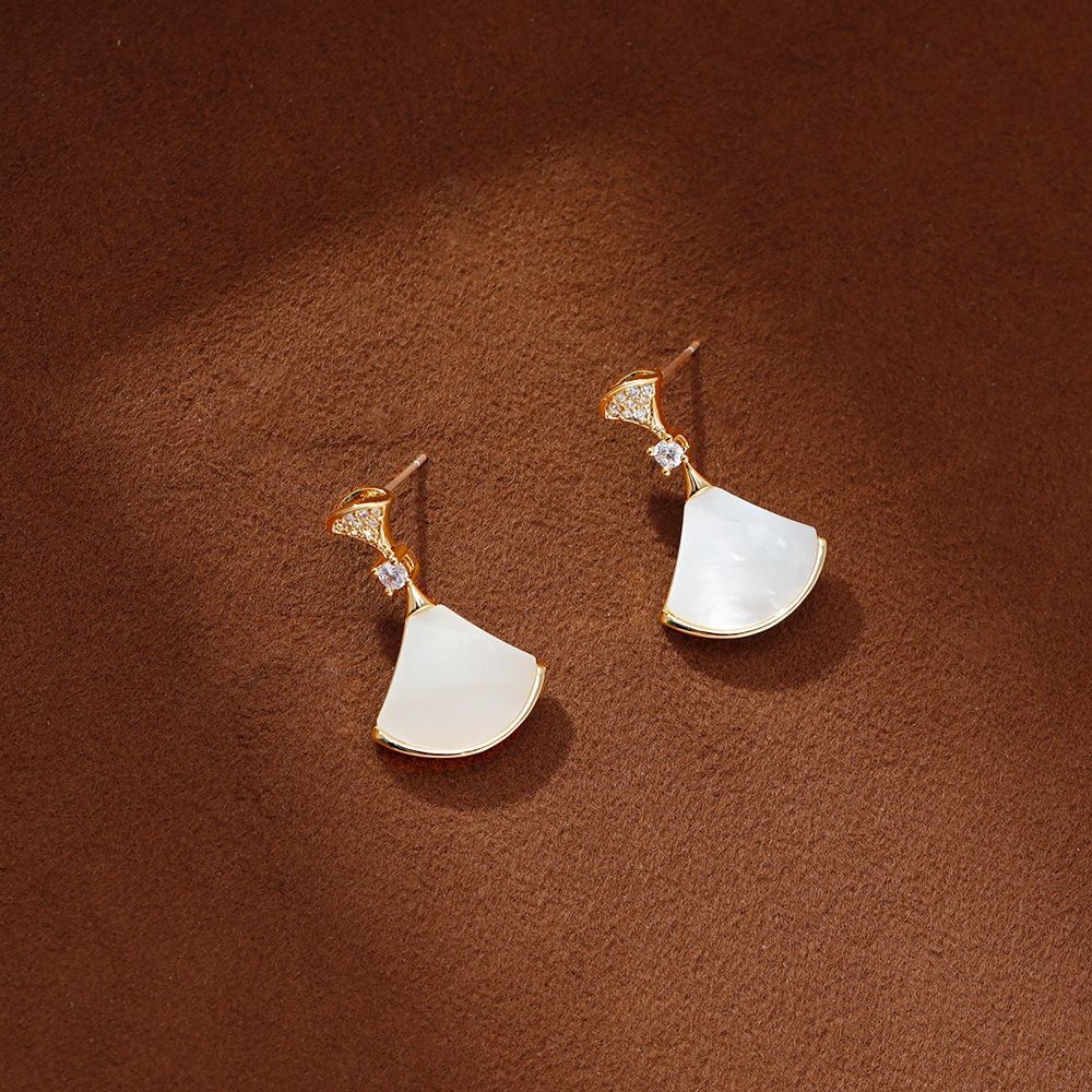 Hyacinth francés fresco suave abanico de conchas pendientes con diamantes moda ligera extravagancia simplicidad diseño de nicho sentido de múltiples accesorios de oído Application Scenario
