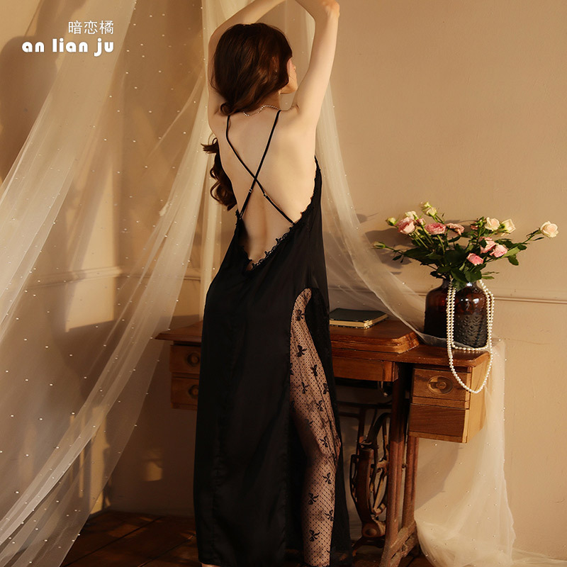 The Feiyun strappy nightgown for women is a thin French court-style long dress with ice silk. It is a sexy and slimming home wear that can be worn outside. It costs 420 details Picture