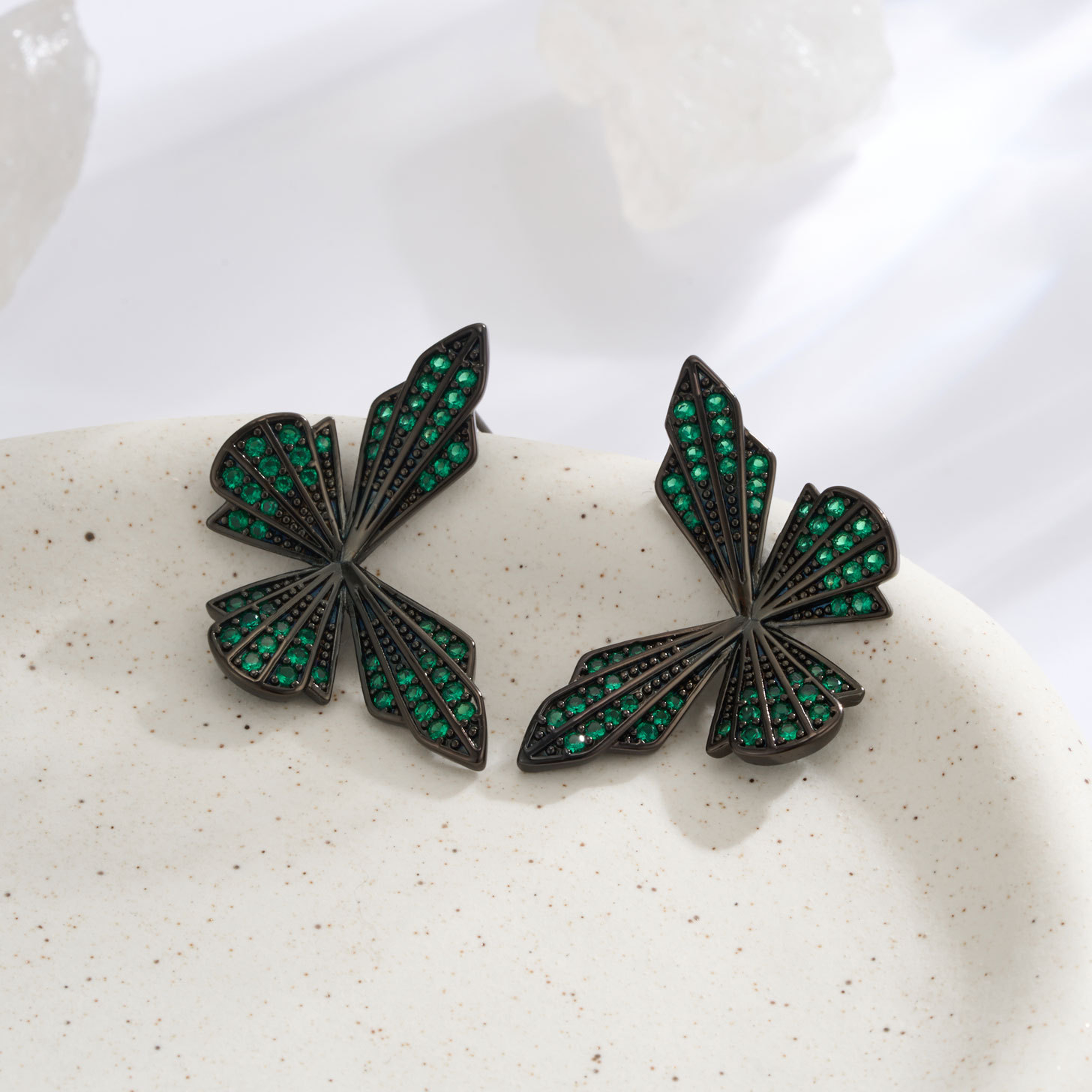 Vintage premium sentido mariposa aretes pistola de aleación de cobre electrochapado negro micro incrustado con circonio s925 agujas de plata elegante elegante details Picture