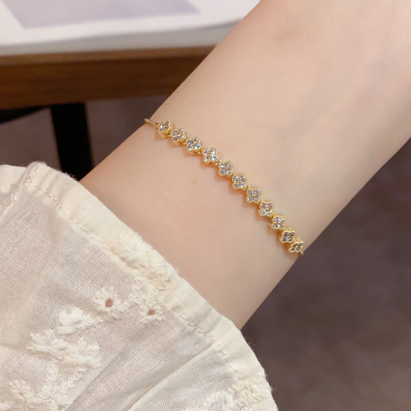 Korean version exquisite, fashionable, versatile, super shiny, full diamond four-leaf flower bracelet, niche style, light luxury and high-end jewelry wholesale Application Scenario