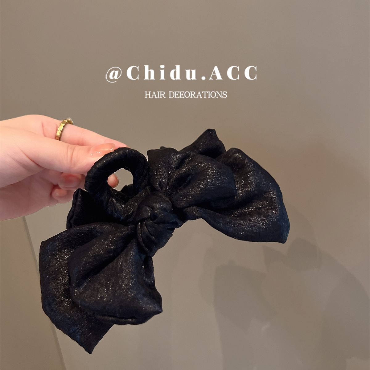 French lustrous satin bow clip for women's high-end style 2025 new shark clip hair clip for the back of the head Application Scenario