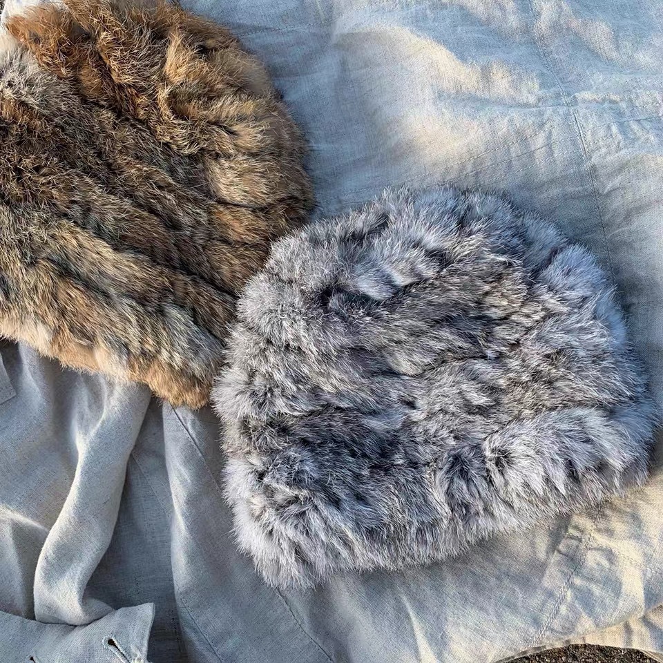 Influencers invierno anti-frío gorra mujer engrosada térmica piel integral sombrero de conejo sombrero de punto versátil Application Scenario
