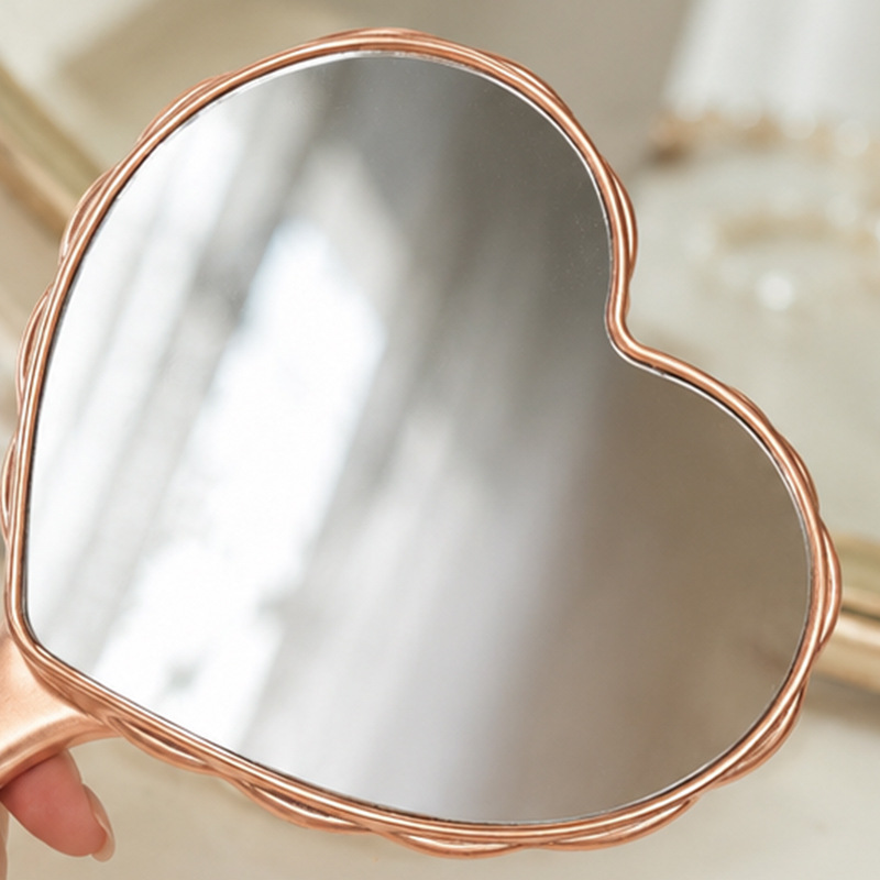 Baihe Colorful DIY Heart-shaped handheld Mirror Portable Makeup Mirror Gift Fashionable and compact beauty tool Application Scenario