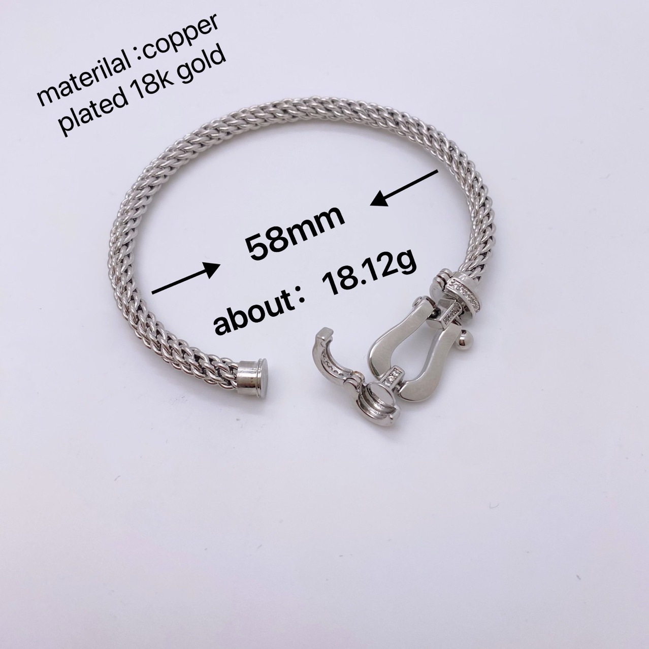 This 18K gold couple bracelet features a versatile horseshoe buckle and diamond inlay, exuding a sense of high-end European and American fashion Specification image