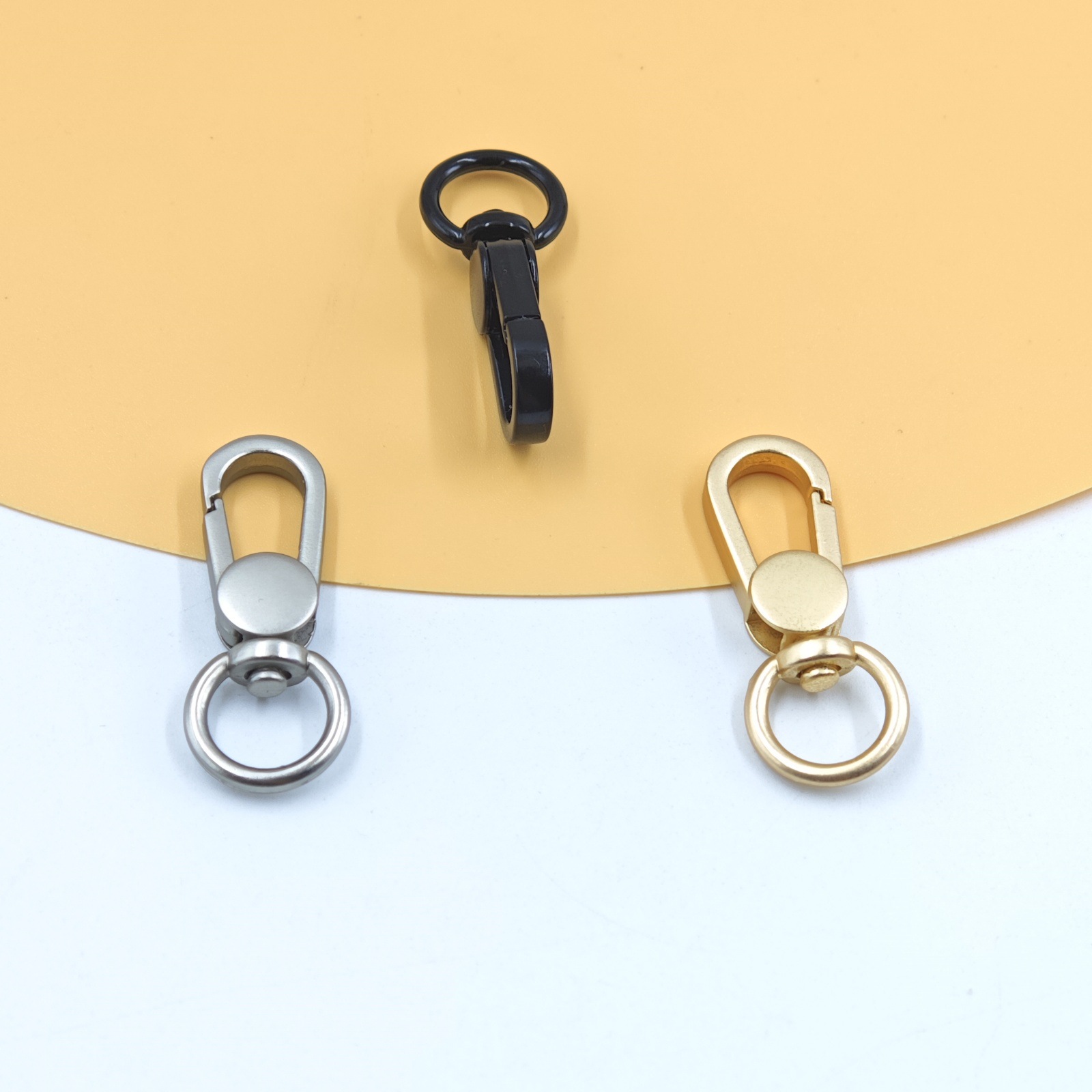 Manufacturer's mobile phone lanyard accessories, bucket hook buckle, webbing accessories, double-hole telescope key spring, round tail dog buckle full figure